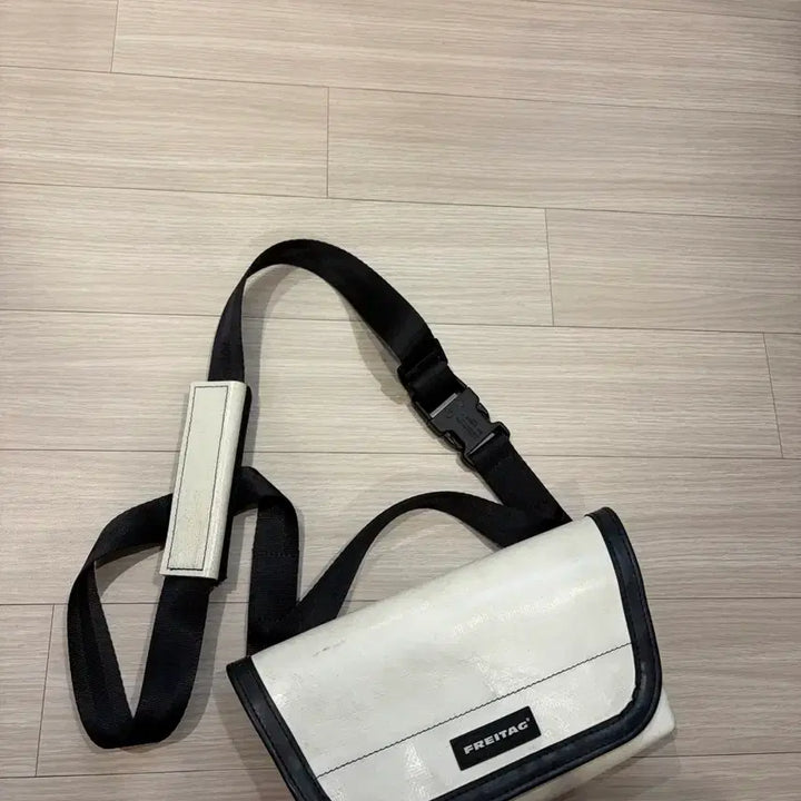 [BUNJANG] Freitag Jamie White Messenger Bag / 프라이탁 제이미 화이트