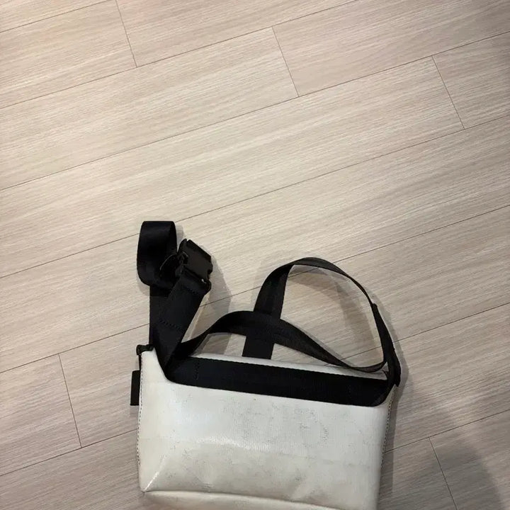 [BUNJANG] Freitag Jamie White Messenger Bag / 프라이탁 제이미 화이트