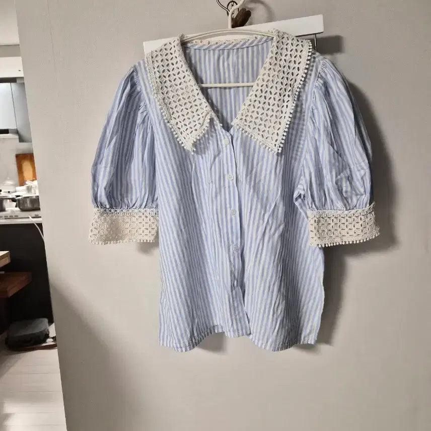 [BUNJANG] Blue Stripe Lace Collar Blouse / 화사한 블루 스트라이프 레이스 카라 블라우스