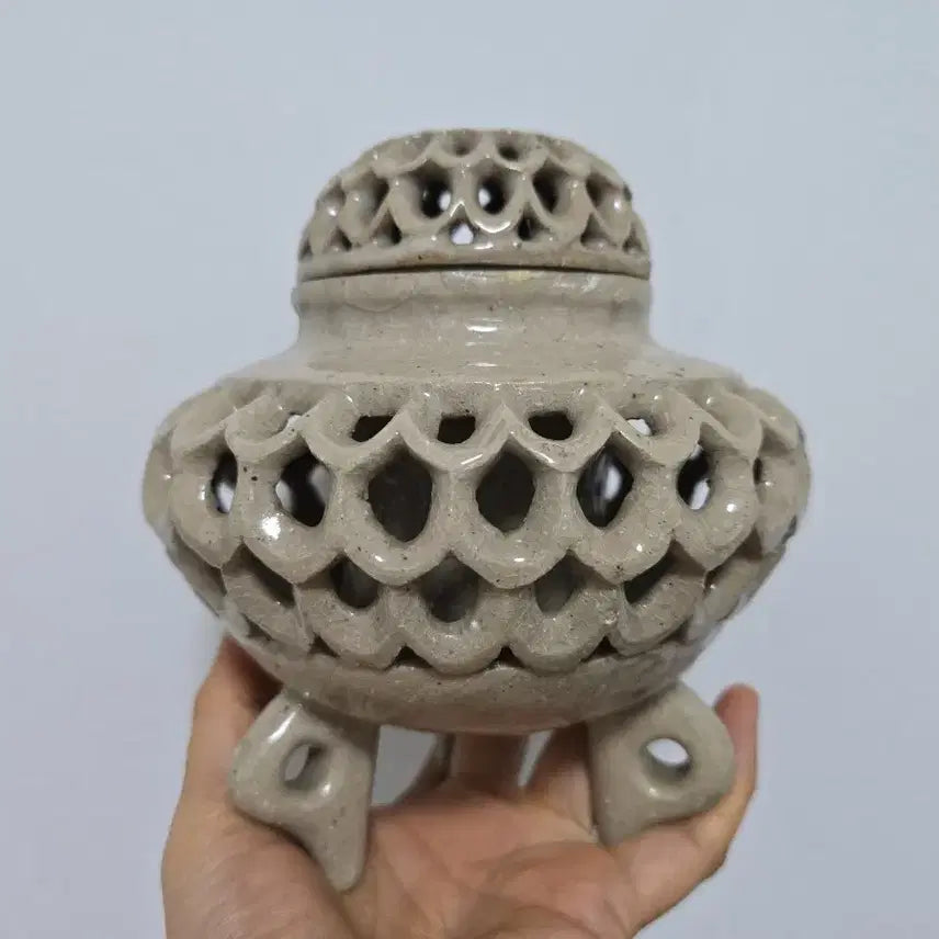 [BUNJANG] Antique White Porcelain Tripod Incense Burner with Reticulated Design / 골동품 백자 삼발 투각 향로