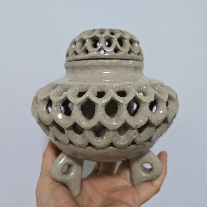 [BUNJANG] Antique White Porcelain Tripod Incense Burner with Reticulated Design / 골동품 백자 삼발 투각 향로