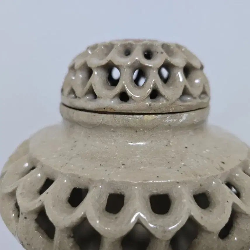 [BUNJANG] Antique White Porcelain Tripod Incense Burner with Reticulated Design / 골동품 백자 삼발 투각 향로