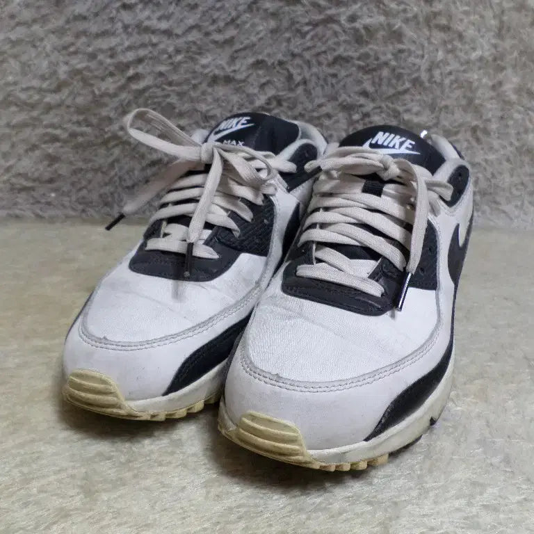 [SOLD OUT] 후루룩구제 255 나이키 에어맥스90 흰검 운동화 260503