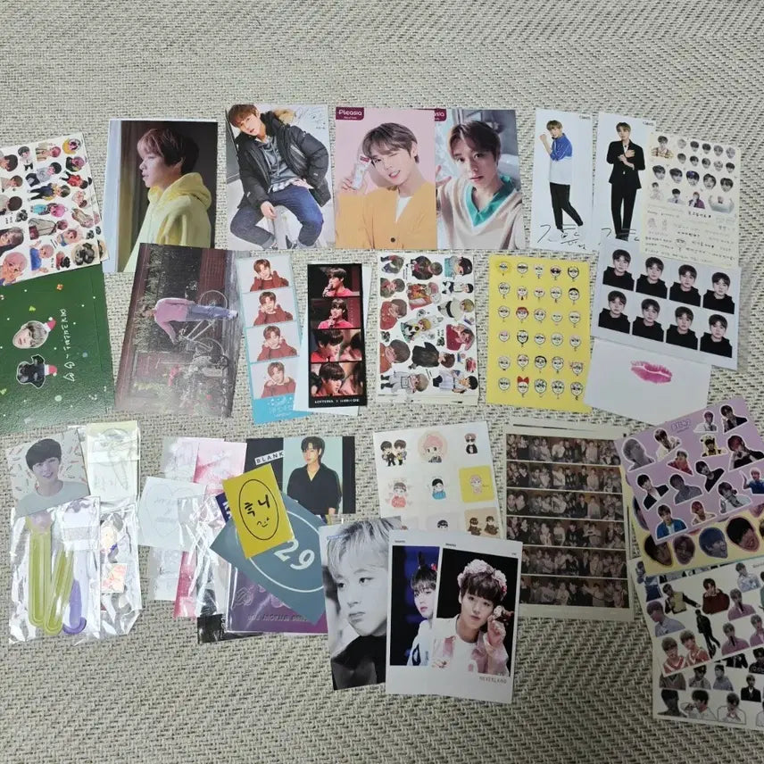 [BUNJANG] Park Jihoon Goods Postcards &amp; Stickers Set / 박지훈 공굿 비공굿 엽서 외 스티커