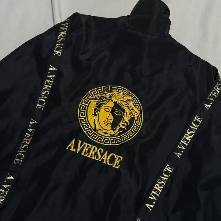 [BUNJANG] Versace Windbreaker Jacket - Size Medium / 베르사체 바람막이 M