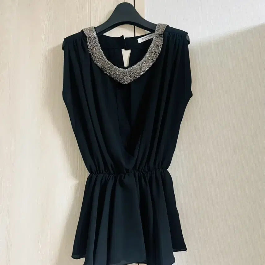 [BUNJANG] Black Sequin Embellished Blouse / 블랙 스팽글 장식 블라우스