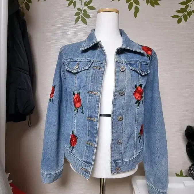 [BUNJANG] Rose Embroidery Denim Short Jacket / 장미꽃 자수 데님 숏 청자켓 55