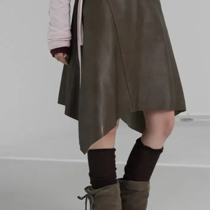 [BUNJANG] Brown Asymmetrical Leather Skirt / 브라운 언발 레더 스커트
