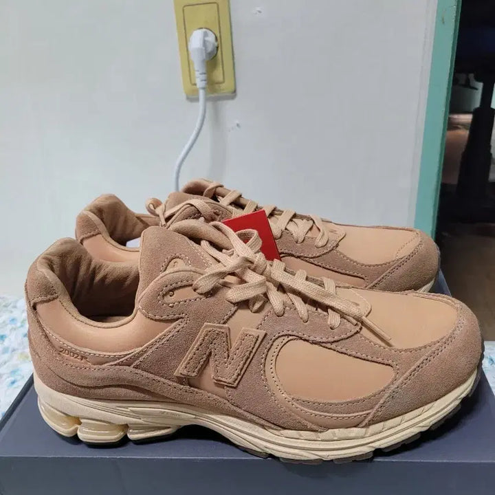 [BUNJANG] New Balance 2002R Brown Sneakers / 뉴발란스 2002R 브라운 240,245 새상품