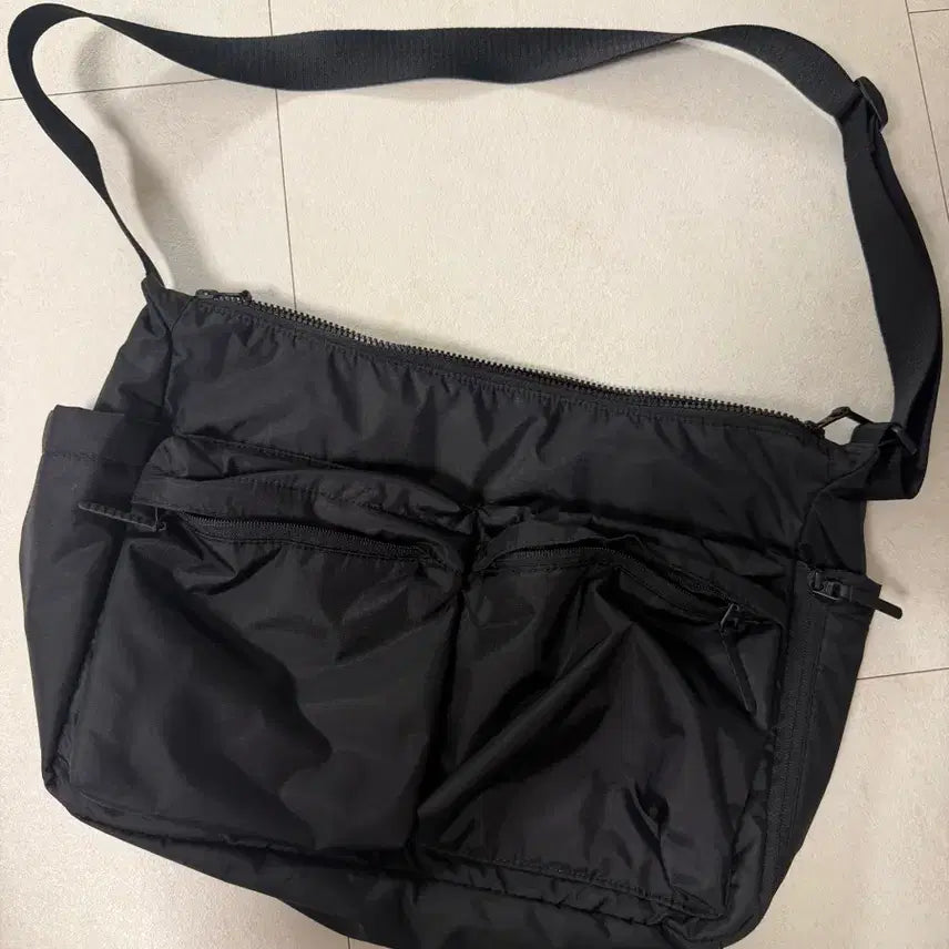 [SOLD OUT] 유니클로 멀티포켓 숄더백 블랙