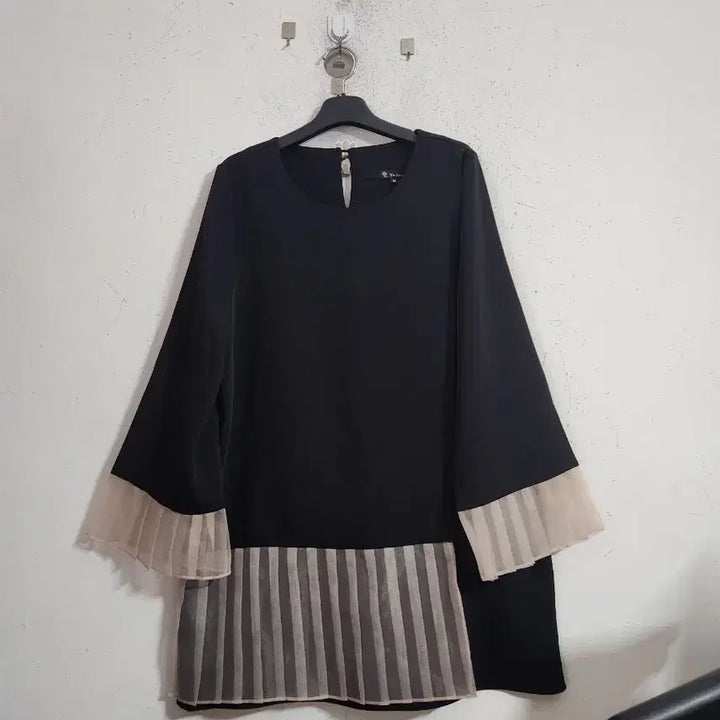 [BUNJANG] Yoojung Black Pleated Blouse / Yoojung 블랙 블라우스 플리츠 디자인