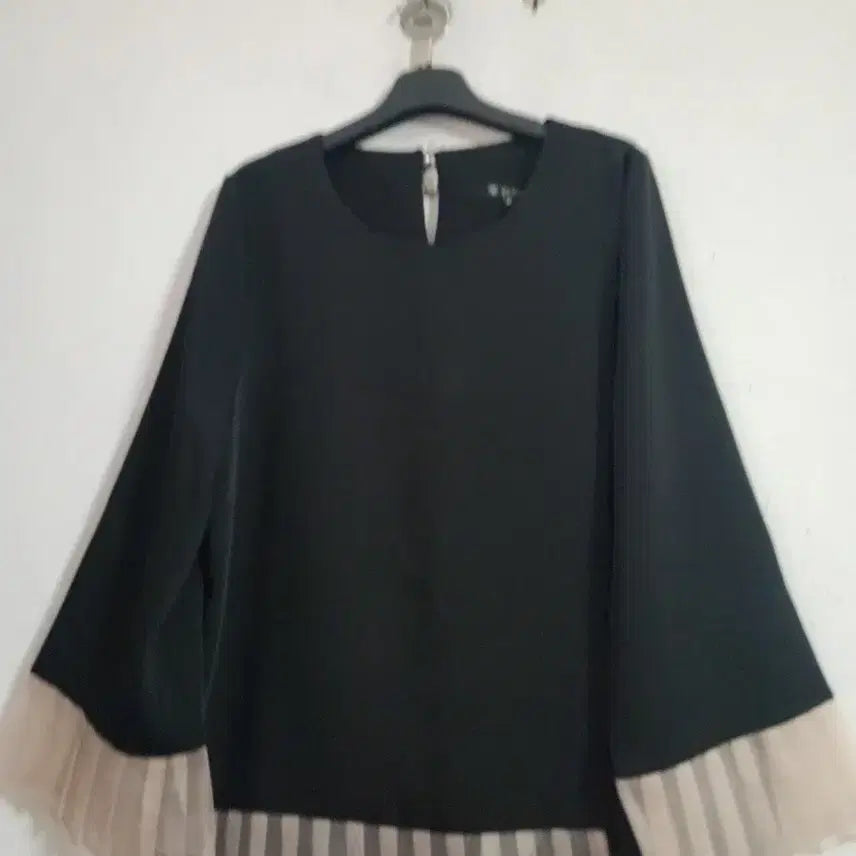 [BUNJANG] Yoojung Black Pleated Blouse / Yoojung 블랙 블라우스 플리츠 디자인
