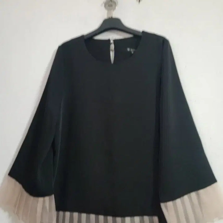 [BUNJANG] Yoojung Black Pleated Blouse / Yoojung 블랙 블라우스 플리츠 디자인