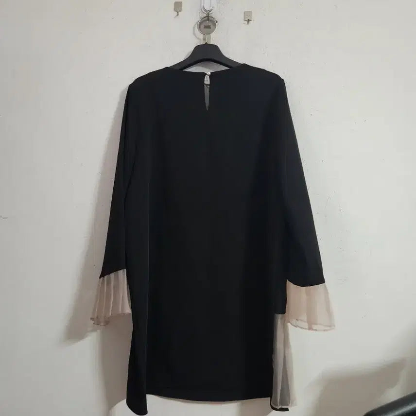 [BUNJANG] Yoojung Black Pleated Blouse / Yoojung 블랙 블라우스 플리츠 디자인