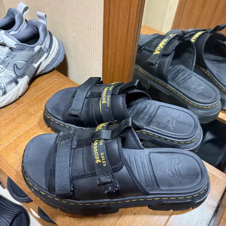 [BUNJANG] Dr. Martens Myles Milled Coated Leather Webbing Sandals Black / 닥터마틴 에이스 밀드 코티드 레더 웨빙 샌들 블랙