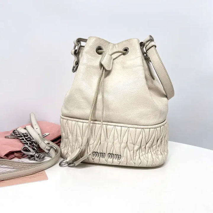 [BUNJANG] Miu Miu Matelassé Bucket Bag Ivory / 미우미우 마테라쎄 버킷백 아이보리 (5BE042)