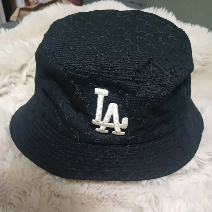 [BUNJANG] MLB Black Bucket Hat with White LA Logo and Embossed Pattern / MLB 버킷햇