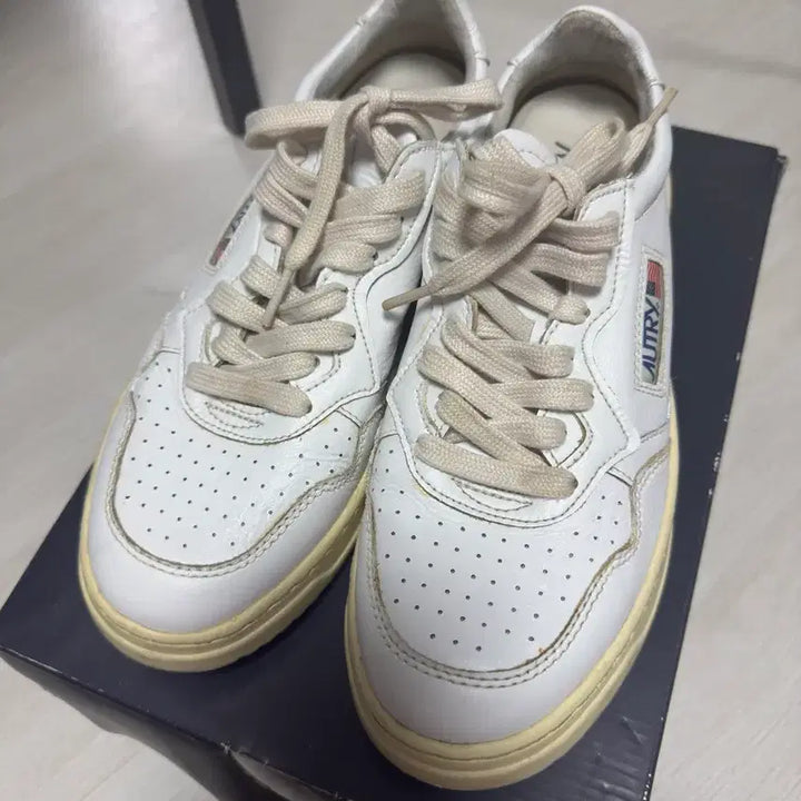 [BUNJANG] Autry Medalist Low Leather Sneakers White / 오트리 메달리스트 로우 레더 스니커즈 화이트 / 41사이즈