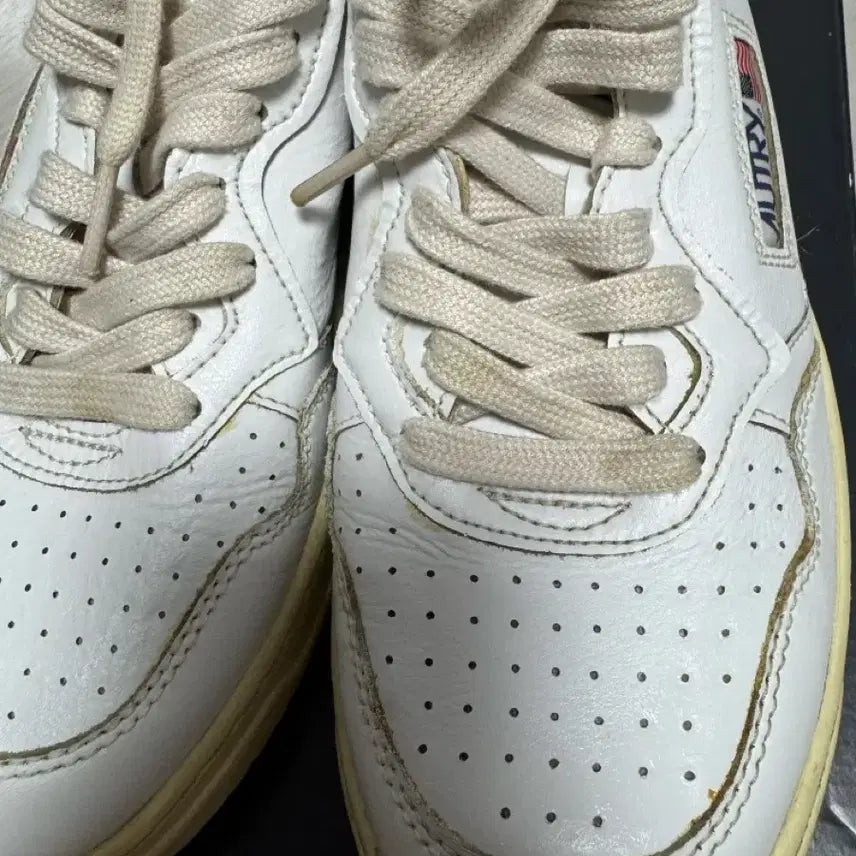 [BUNJANG] Autry Medalist Low Leather Sneakers White / 오트리 메달리스트 로우 레더 스니커즈 화이트 / 41사이즈