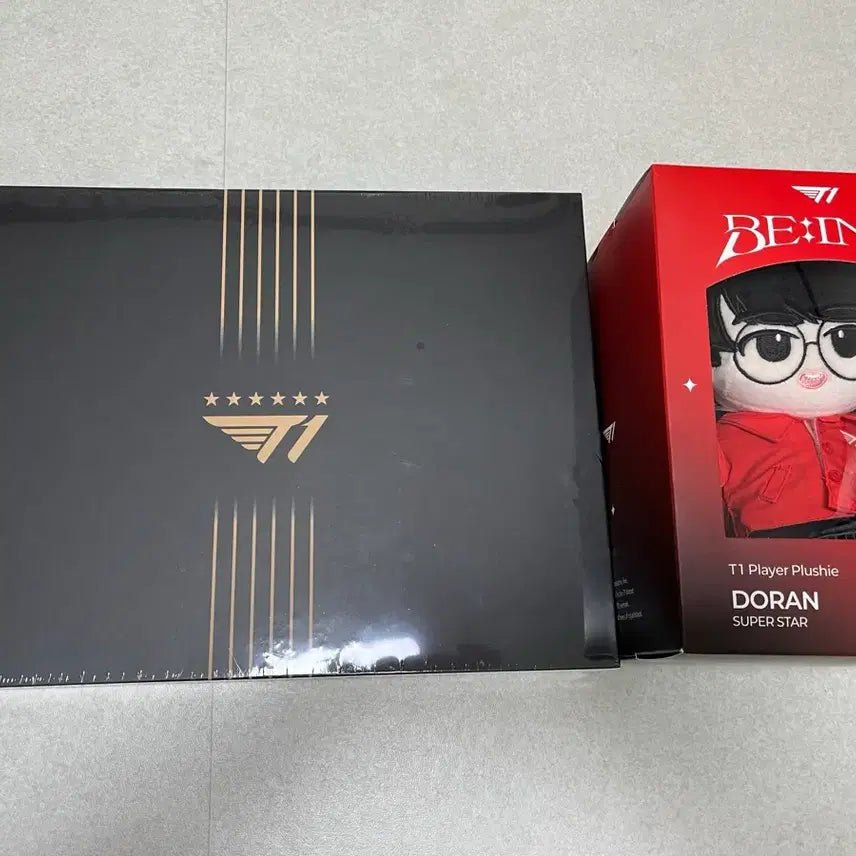 [BUNJANG] T1 Doran 20cm Plushie &amp; 2025 World Uniform Set Bundle / T1 2025 도란 20cm 인형+2025 월즈 6성 유니폼 세트 일괄