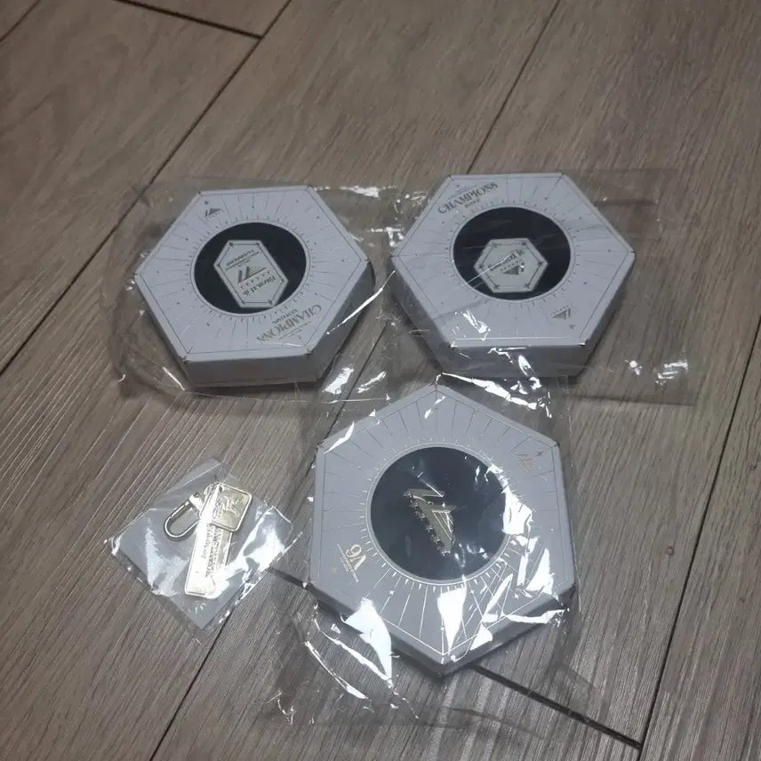 [BUNJANG] T1 Championship Badge, Keychain, Faker Keyring Bundle (Sealed) / T1 굿즈 우승 뱃지,키체인, 페이커 키링 일괄 미개봉