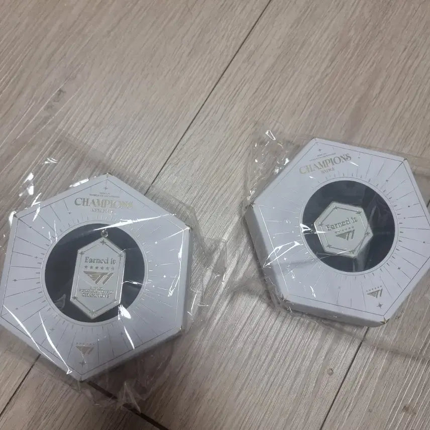 [BUNJANG] T1 Championship Badge, Keychain, Faker Keyring Bundle (Sealed) / T1 굿즈 우승 뱃지,키체인, 페이커 키링 일괄 미개봉