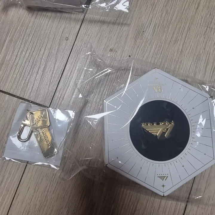 [BUNJANG] T1 Championship Badge, Keychain, Faker Keyring Bundle (Sealed) / T1 굿즈 우승 뱃지,키체인, 페이커 키링 일괄 미개봉