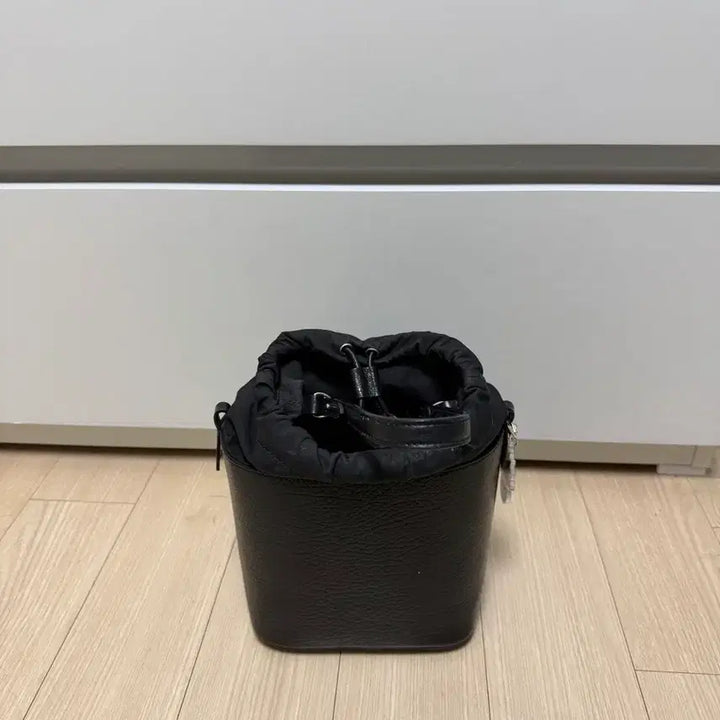 [BUNJANG] Maison Margiela Black Leather Bucket Bag / 마르지엘라 버킷백 블랙 가방