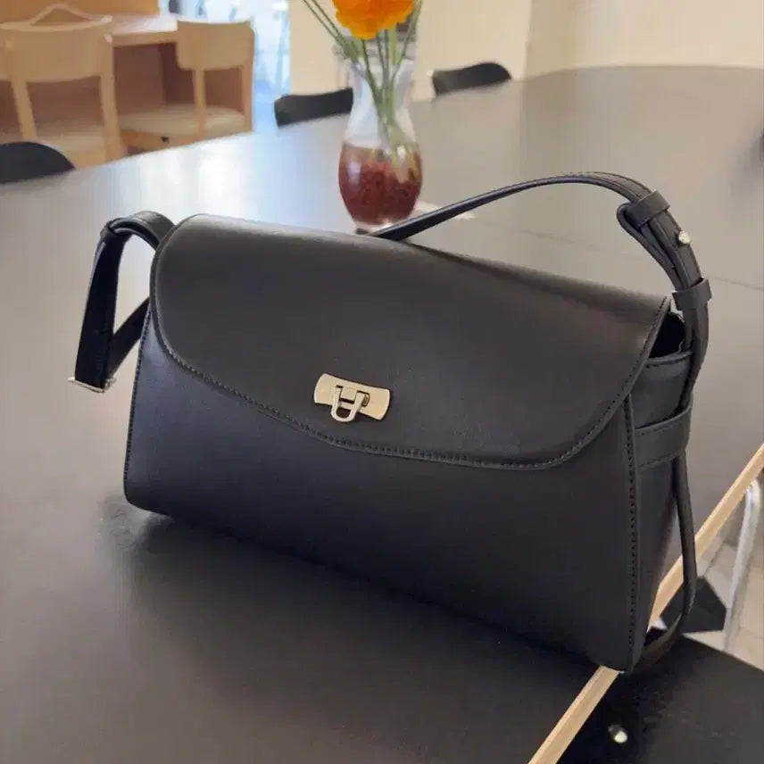[BUNJANG] Demellier Sally Flap Bag Black / 드메리엘 샐리 플랩백