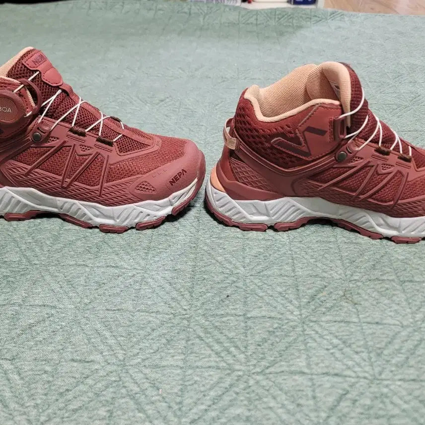 [BUNJANG] Nepa Foretto Mid BOA Dial Hiking Trekking Shoes / 네파 보아 다이얼 등산화 트레킹화