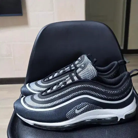 [BUNJANG] Nike Air Max 97 Black/White Sneakers / 나이키 에어맥스 97 블랙 / 화이트 운동화(290)