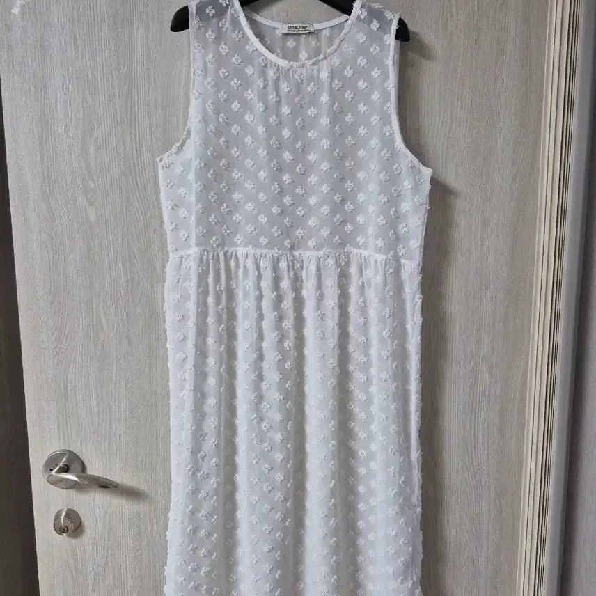[BUNJANG] Embossed Flower Lace See-Through Layered Dress / 엠보플라워 레이스 시스루 레이어드 원피스(미착용)
