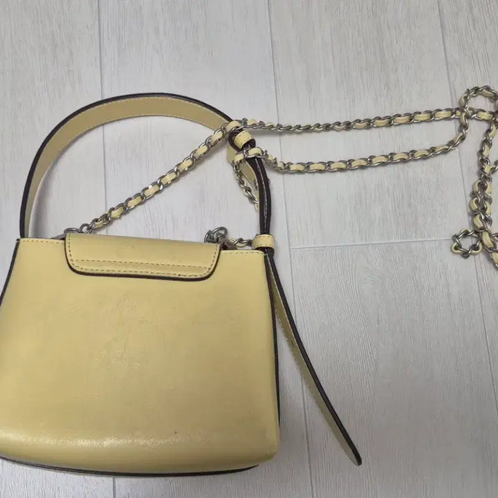 [BUNJANG] Oryany Egg Lock Tote Butter Yellow / 오야니 에그락 토트 - 버터옐로우