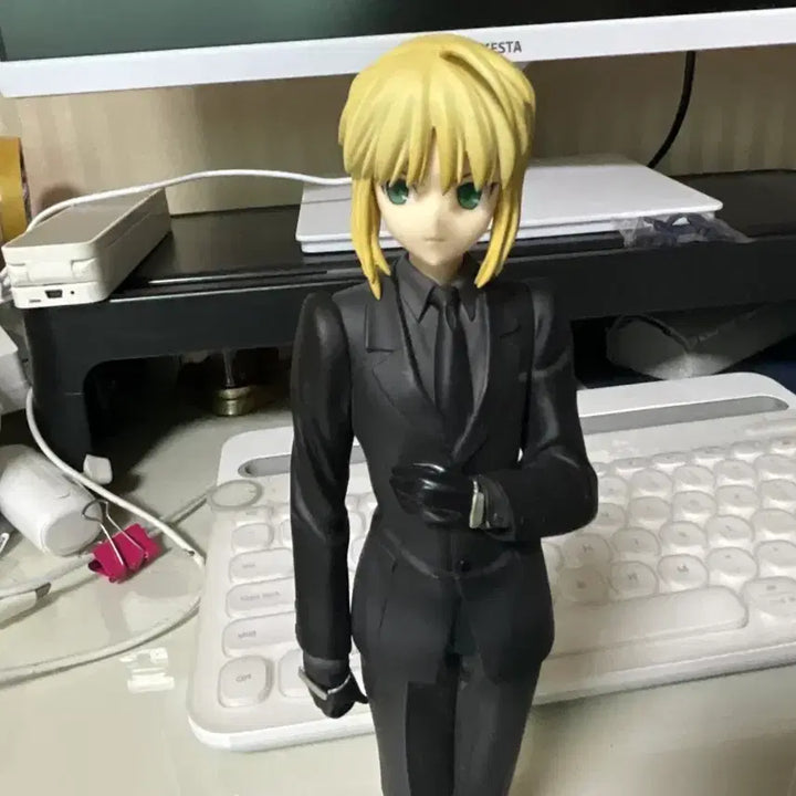 [BUNJANG] Fate/Zero Saber Artoria Suit Form Figure / 페이트 제로 페제 세이버 알트리아 정장 정장폼 피규어
