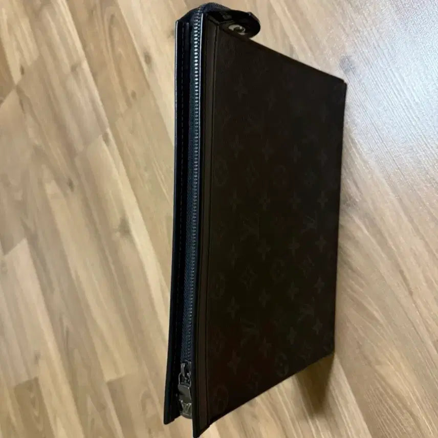 [BUNJANG] Louis Vuitton Pochette Voyage MM Monogram Eclipse Clutch / [S+급/새상품] 루이비통 포쉐트 보야주 MM 모노그램 이클립스 클러치