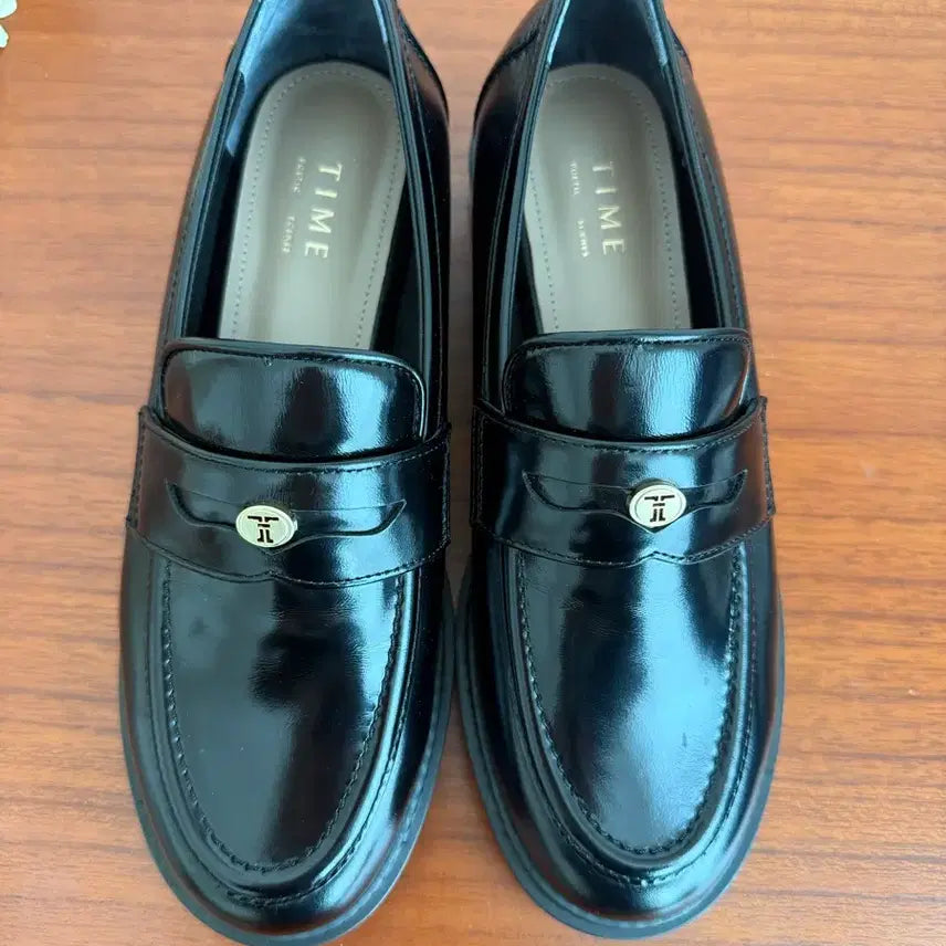 [BUNJANG] Time Leather Emblem Loafers / 타임 레더 엠블럼 로퍼_자켓 니트