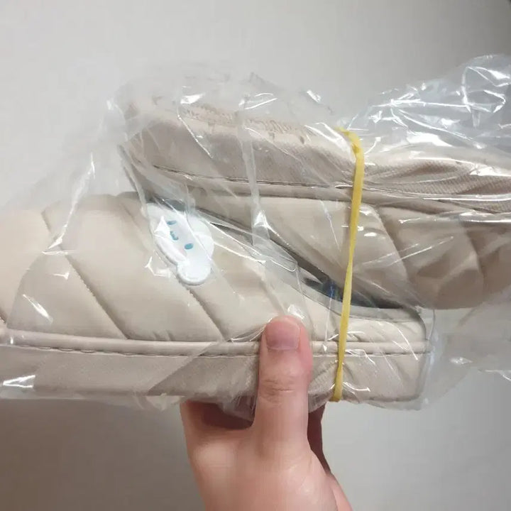 [BUNJANG] Sanrio Cinnamoroll Padded Slippers (Size 250) / 250 산리오 정품 시나모롤 패딩 슬리퍼