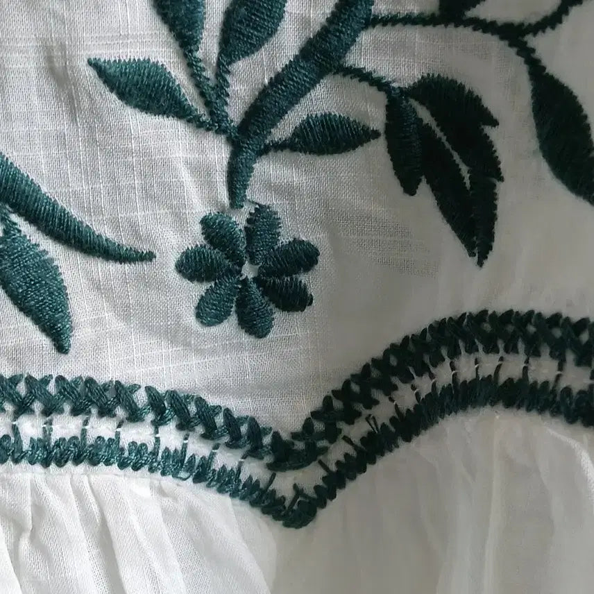 [BUNJANG] The Great White Embroidered Blouse / 더 그레이트 화이트 플라워 자수 블라우스