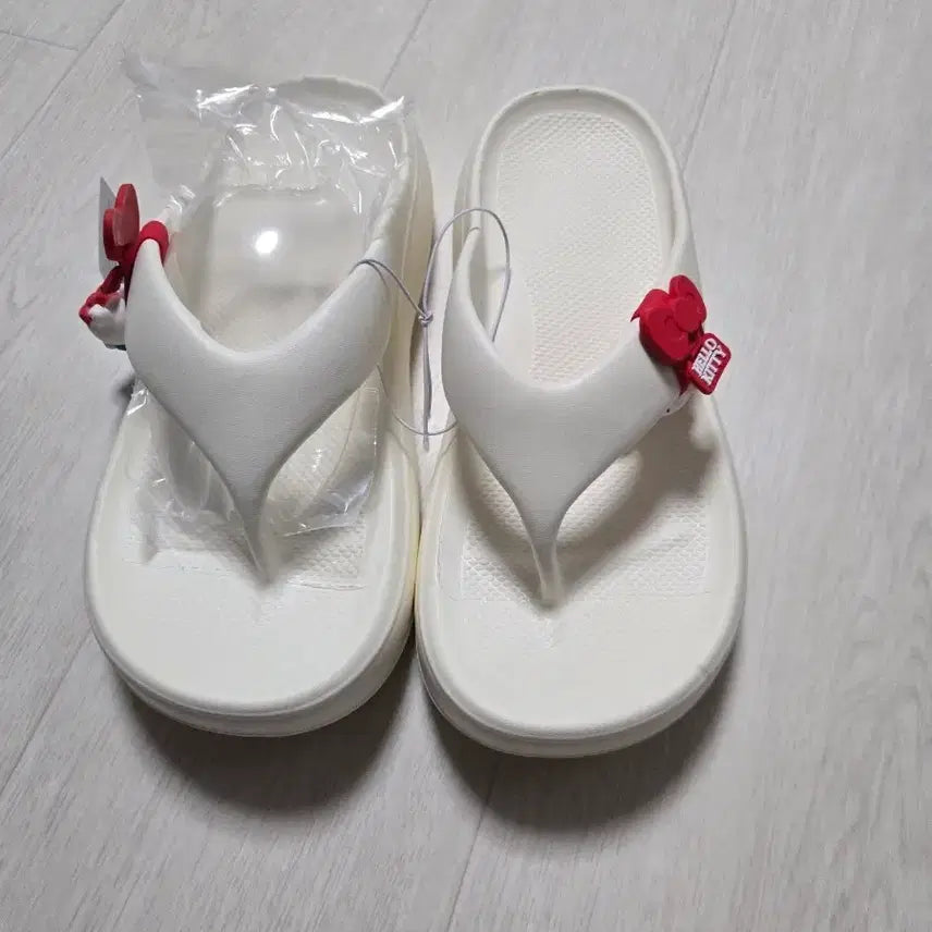 [BUNJANG] Hello Kitty Ribbon Flip-Flops / 키티 슬리퍼 쪼리