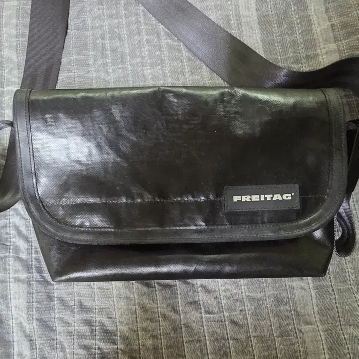 [BUNJANG] Freitag Hapao Black Messenger Bag / 프라이탁 하파오 블랙