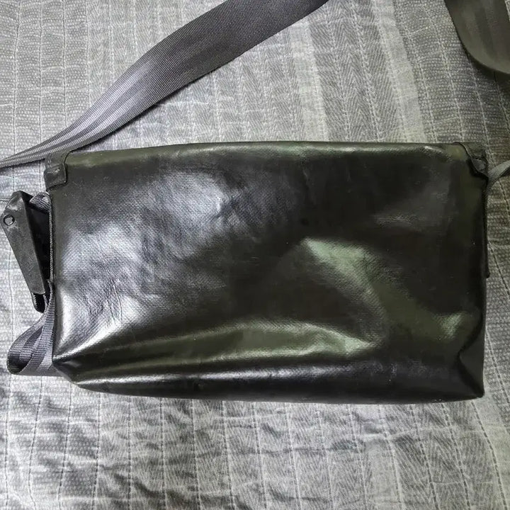 [BUNJANG] Freitag Hapao Black Messenger Bag / 프라이탁 하파오 블랙