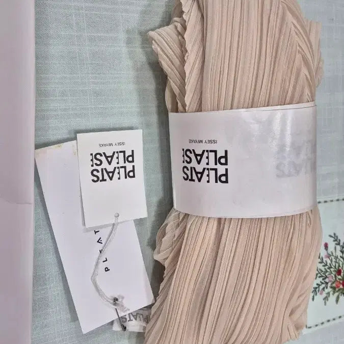 [BUNJANG] Pleats Please Beige Pleated Scarf / 플리츠 플리즈 베이지 플리츠 스카프 새상품