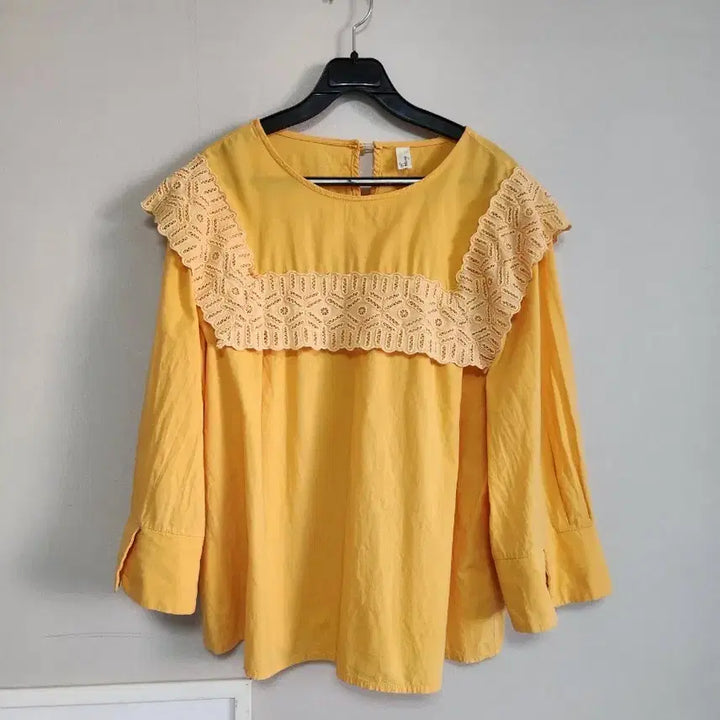 [BUNJANG] Romastory Yellow Lace Blouse / 로마스토리 옐로우 레이스 장식 블라우스