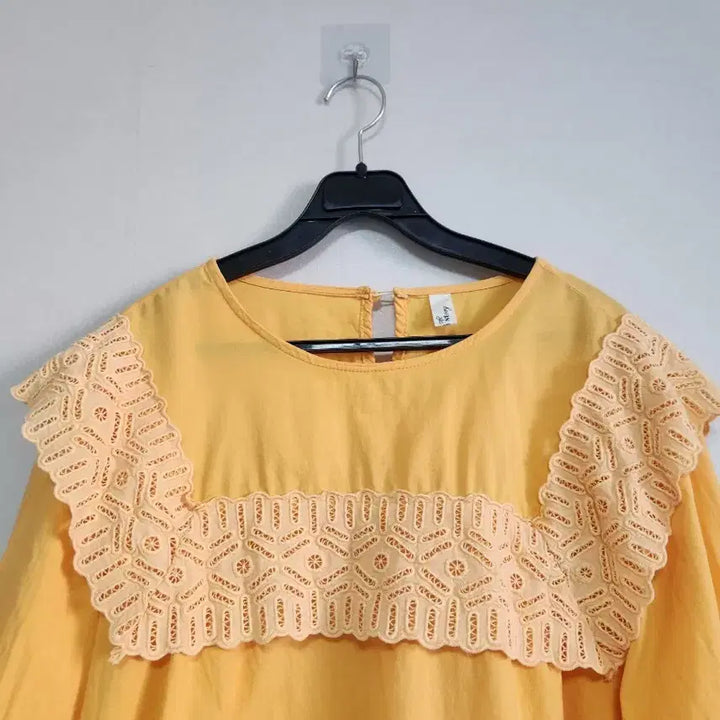 [BUNJANG] Romastory Yellow Lace Blouse / 로마스토리 옐로우 레이스 장식 블라우스