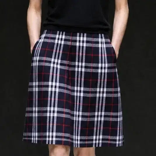 [BUNJANG] Burberry Check Skirt &amp; Black Short-Sleeve Polo Set / 버버리 체크 스커트 + 블랙 반팔 카라티