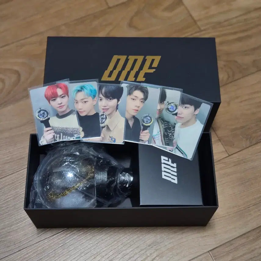 [BUNJANG] ONF Warf Bong Official Lightstick + 6 POB Photocards Bundle Set / 온앤오프 응원봉 워프봉 +미공포 포카 6종