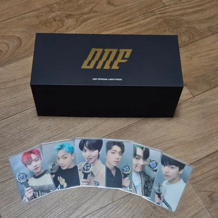 [BUNJANG] ONF Warf Bong Official Lightstick + 6 POB Photocards Bundle Set / 온앤오프 응원봉 워프봉 +미공포 포카 6종