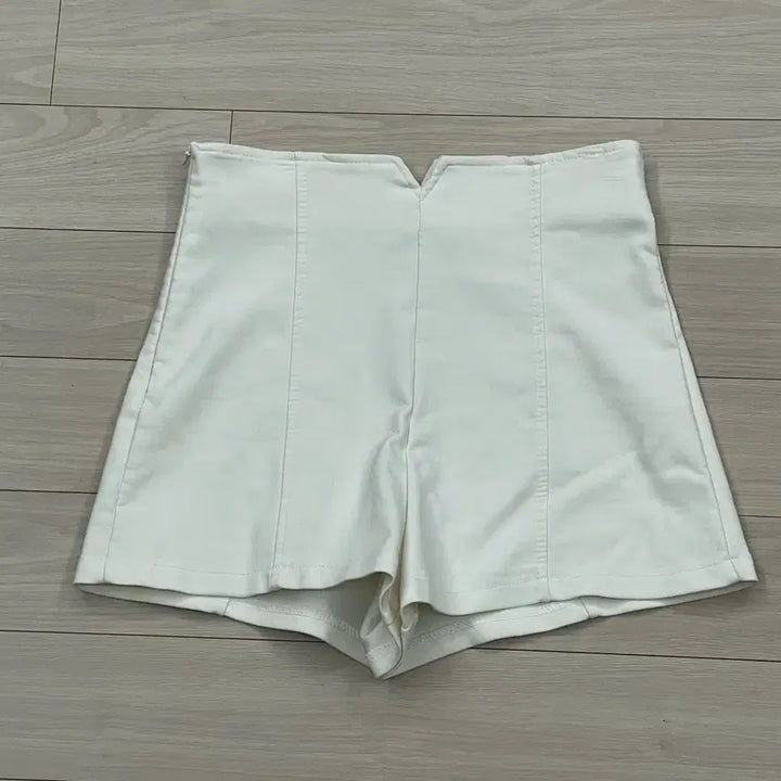 [BUNJANG] White High-Waisted Shorts / 화이트 하이웨스트 반바지