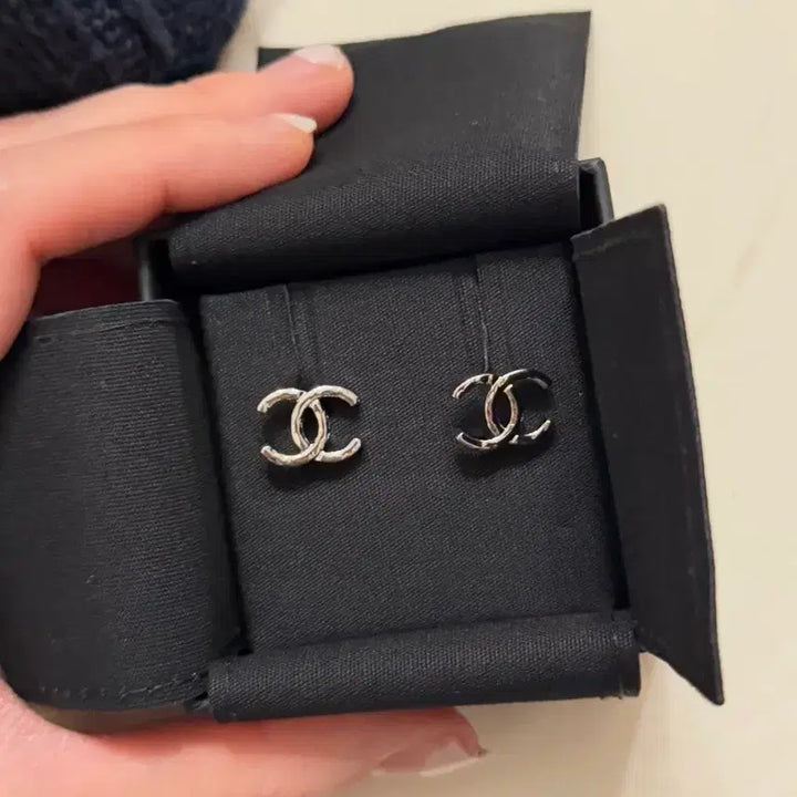 [BUNJANG] Chanel CC Logo Silver Earrings / 샤넬 CC 로고 실버 귀걸이