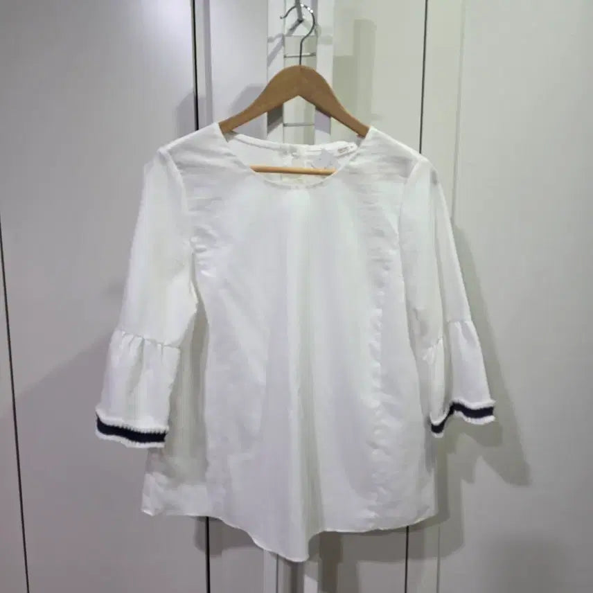 [BUNJANG] JISEN White Frill Sleeve Blouse / 지센 흰색 프릴 소매 블라우스